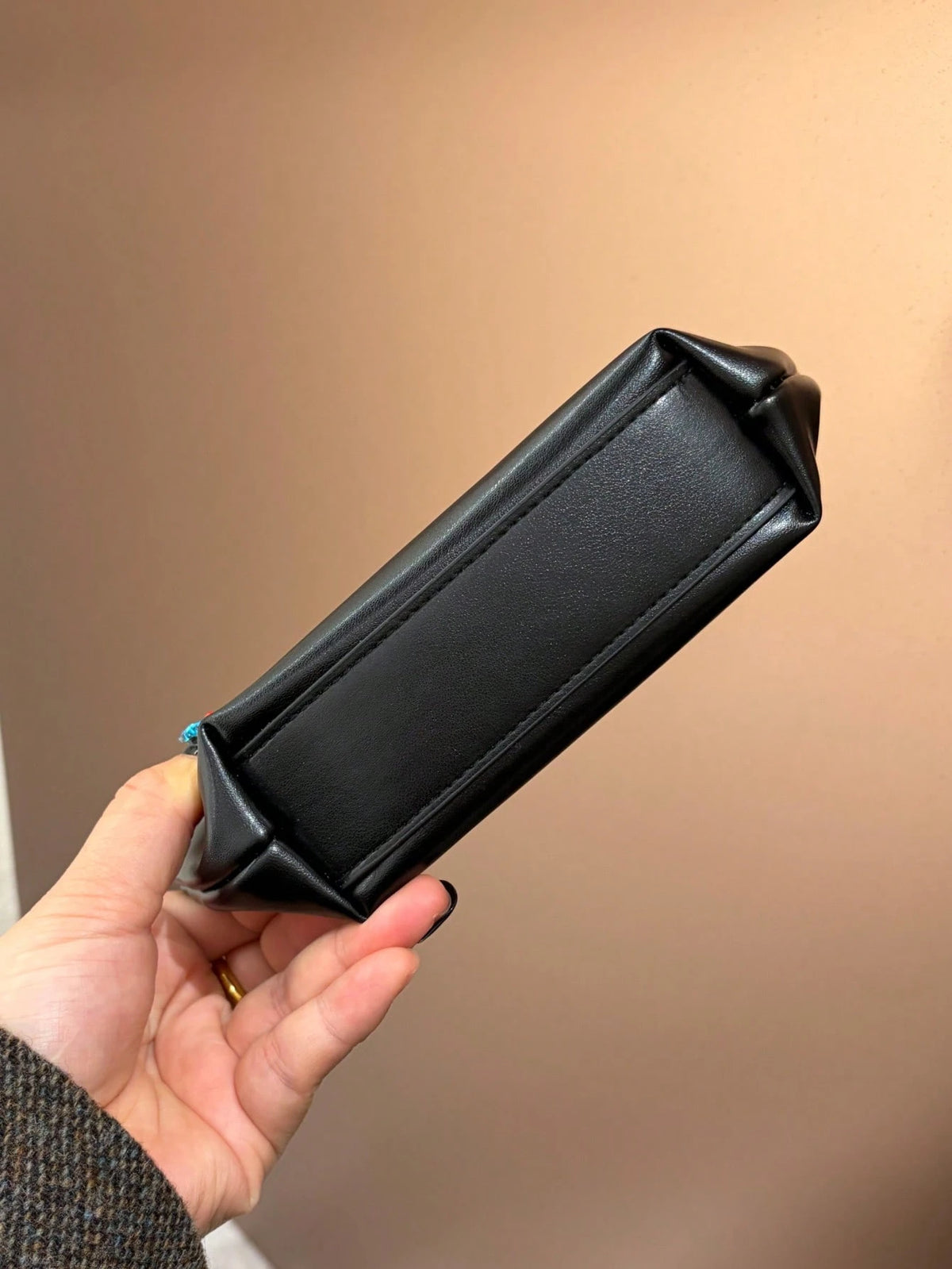 1pc Highly Attractive Pleated Spring Cloud Glasses Pouch, Minimalist Letter Print, Portable Fashion Glasses Storage Bag Anti-Pressure Wear-Resistant, Premium Leather Soft Storage Bag, Unisex Eyewear C
