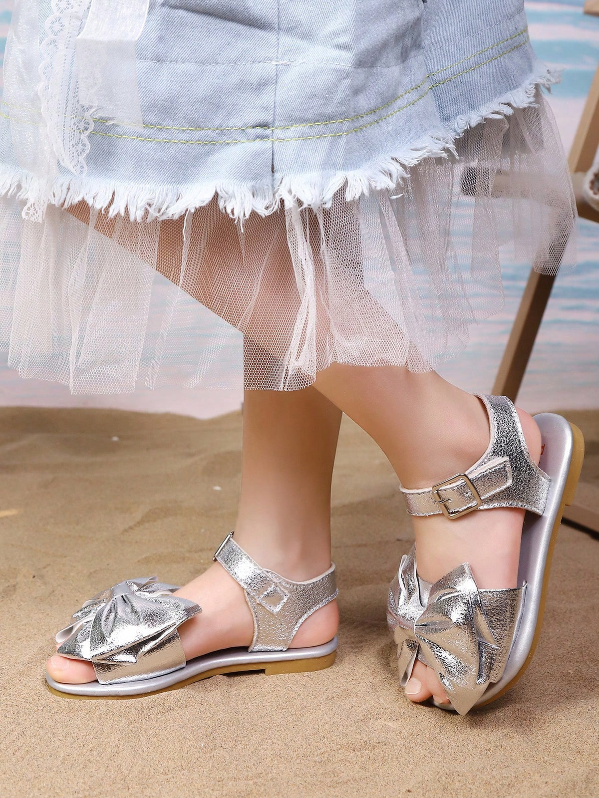 1 Pair Fashionable Summer New Shiny Silver Girls' Flat Sandals, New Bowknot Princess Shoes, Button Design, Suitable For 3-15 Years Old Kids Outdoor, Beach, Party, Summer Casual Beach Shoes