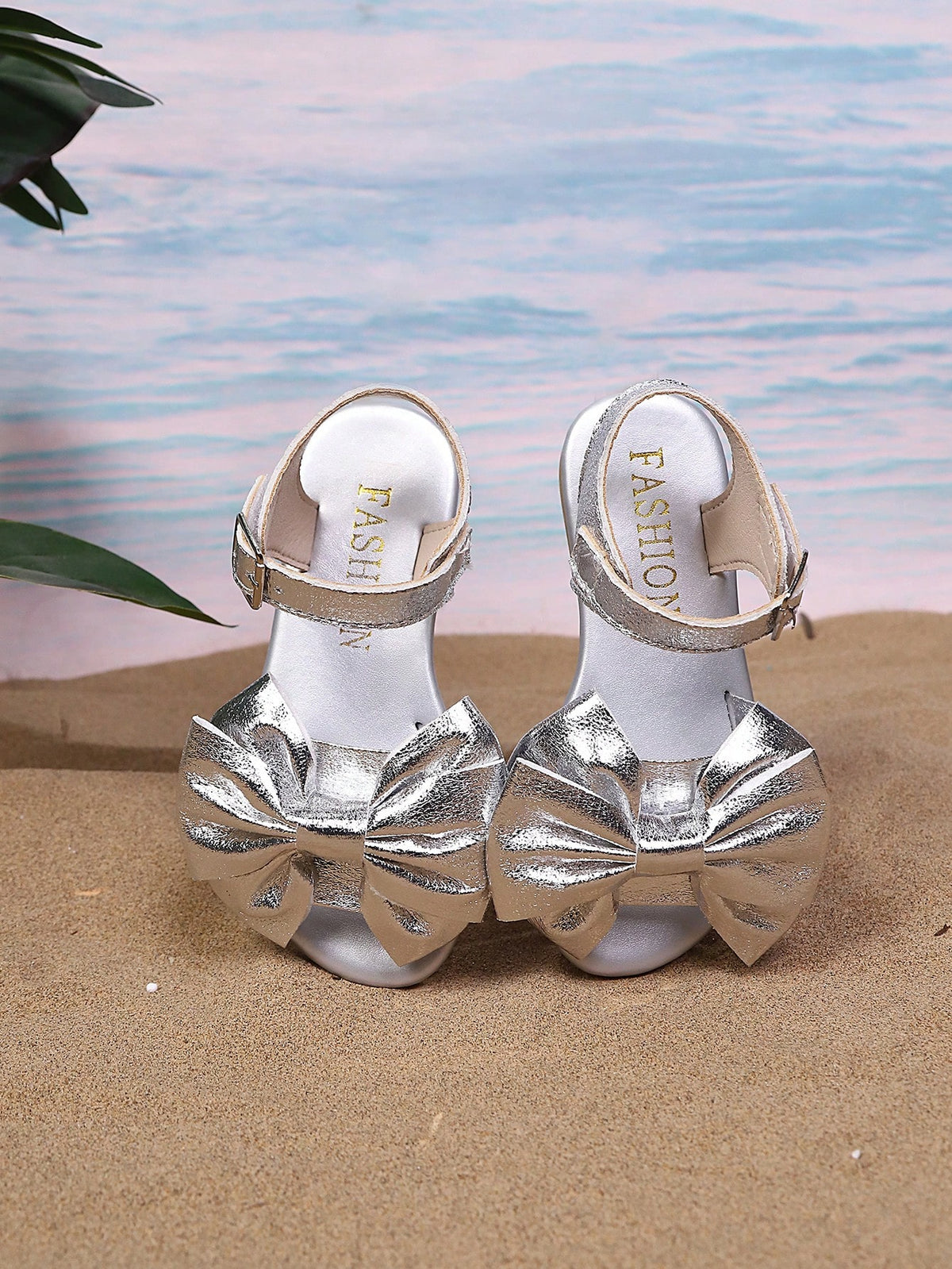 1 Pair Fashionable Summer New Shiny Silver Girls' Flat Sandals, New Bowknot Princess Shoes, Button Design, Suitable For 3-15 Years Old Kids Outdoor, Beach, Party, Summer Casual Beach Shoes