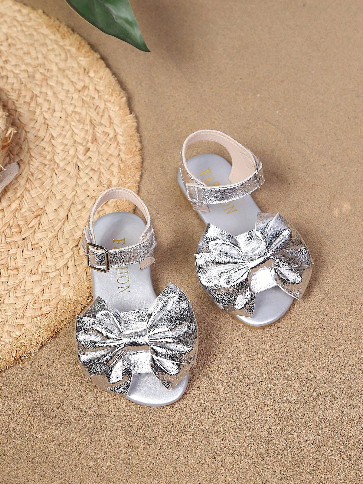 1 Pair Fashionable Summer New Shiny Silver Girls' Flat Sandals, New Bowknot Princess Shoes, Button Design, Suitable For 3-15 Years Old Kids Outdoor, Beach, Party, Summer Casual Beach Shoes