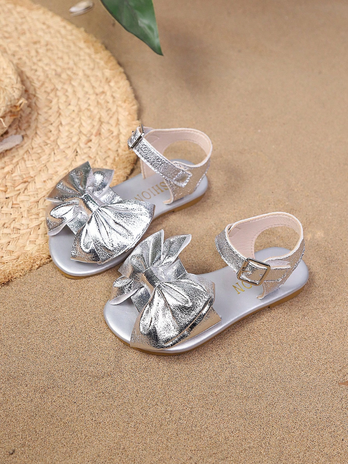 1 Pair Fashionable Summer New Shiny Silver Girls' Flat Sandals, New Bowknot Princess Shoes, Button Design, Suitable For 3-15 Years Old Kids Outdoor, Beach, Party, Summer Casual Beach Shoes