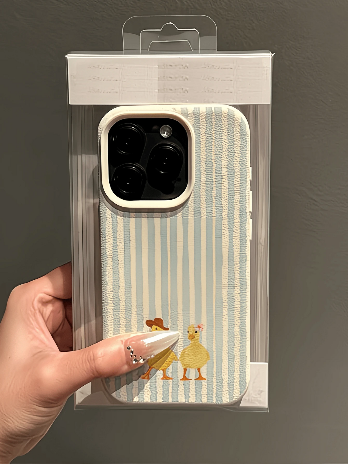 1pc Cartoon Western Style Duck Pattern Light Blue White Striped Minimalist Full Coverage TPU Shockproof Fashion Phone Case Compatible With Apple 17, 16, 15, 14, 13, 12, 11 Pro Max, Air, And Series Bir