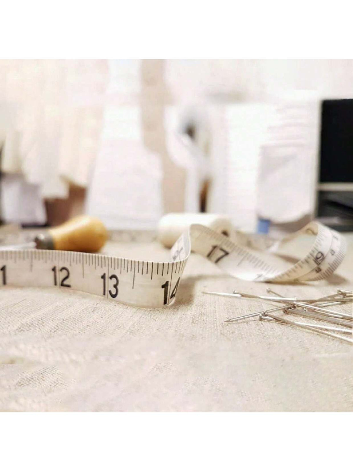 1pc Dual-Scale Soft Body Measuring Tape For Sewing And Tailoring, Weight Loss, Medical Use And Crafts, Made Of Vinyl Material, With Centimeter Scale On The Back (White Bottom, Black Scale) Tape Measur