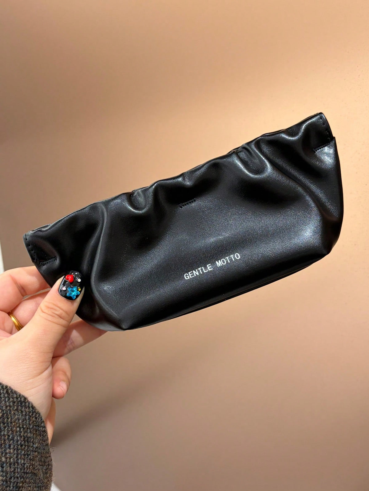 1pc Highly Attractive Pleated Spring Cloud Glasses Pouch, Minimalist Letter Print, Portable Fashion Glasses Storage Bag Anti-Pressure Wear-Resistant, Premium Leather Soft Storage Bag, Unisex Eyewear C