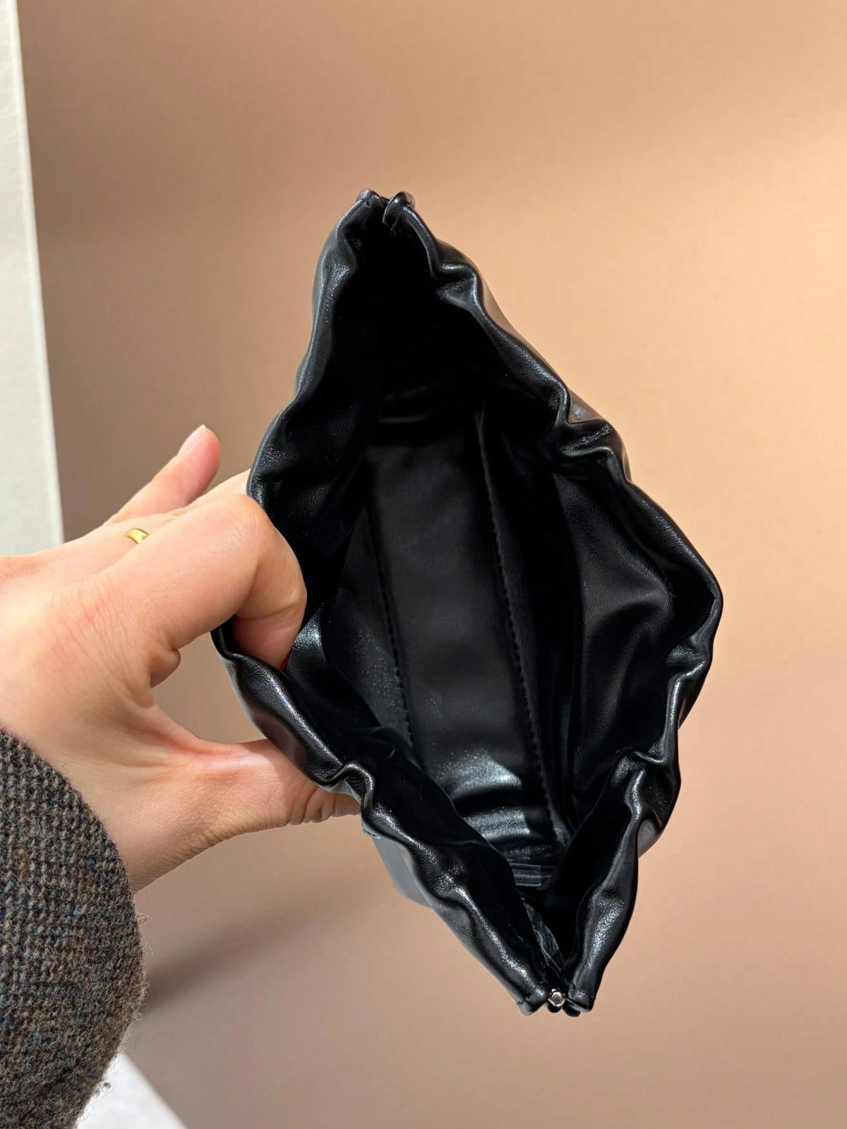 1pc Highly Attractive Pleated Spring Cloud Glasses Pouch, Minimalist Letter Print, Portable Fashion Glasses Storage Bag Anti-Pressure Wear-Resistant, Premium Leather Soft Storage Bag, Unisex Eyewear C