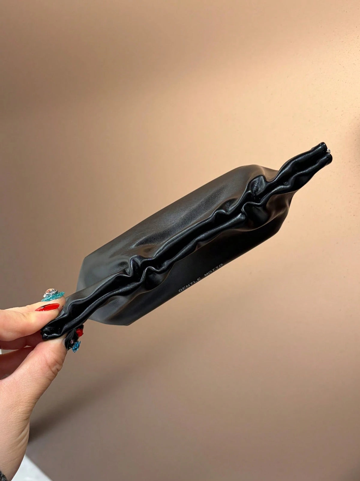 1pc Highly Attractive Pleated Spring Cloud Glasses Pouch, Minimalist Letter Print, Portable Fashion Glasses Storage Bag Anti-Pressure Wear-Resistant, Premium Leather Soft Storage Bag, Unisex Eyewear C