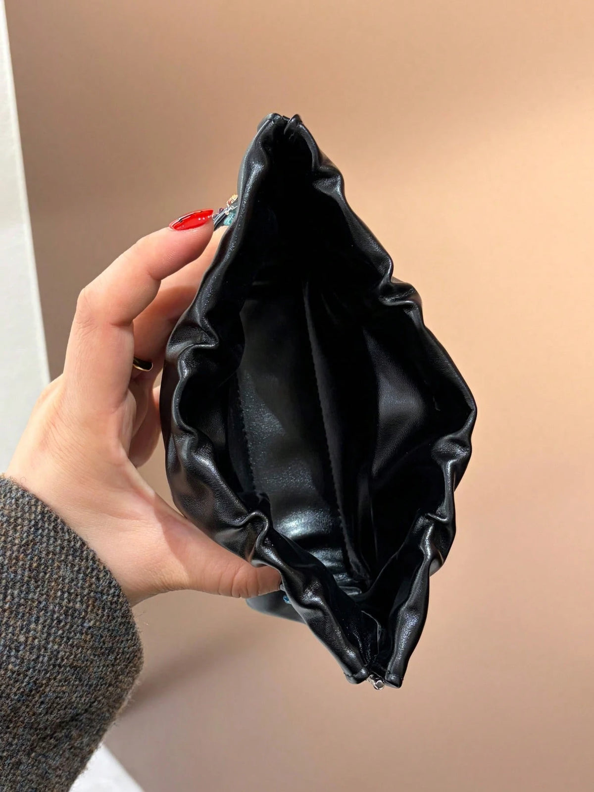 1pc Highly Attractive Pleated Spring Cloud Glasses Pouch, Minimalist Letter Print, Portable Fashion Glasses Storage Bag Anti-Pressure Wear-Resistant, Premium Leather Soft Storage Bag, Unisex Eyewear C