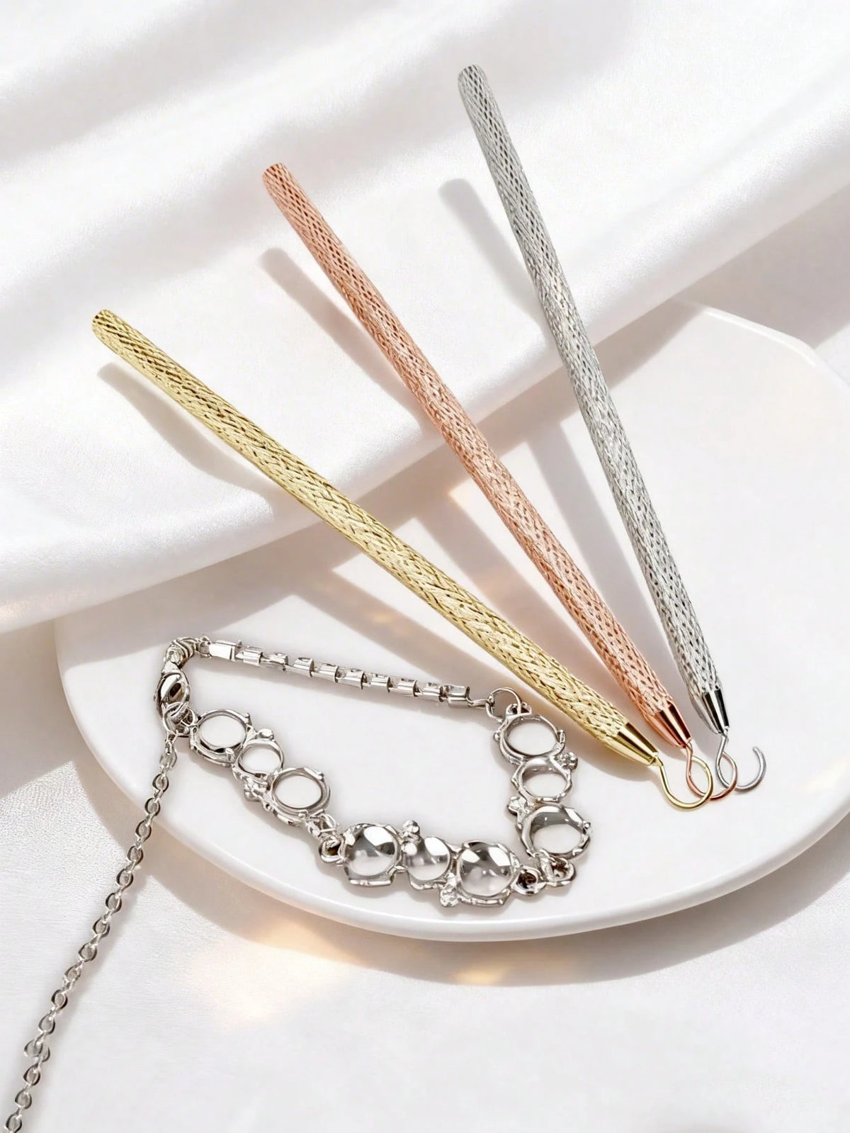 Bracelet Buckle Helper - A Quick And Easy Everyday Assistant For Putting On Bracelets, An Effortless Jewelry Slider Wrist Accessory, A Stylish Metal Wearing Buffer, A Metal Wire Alligator Clip Bracele