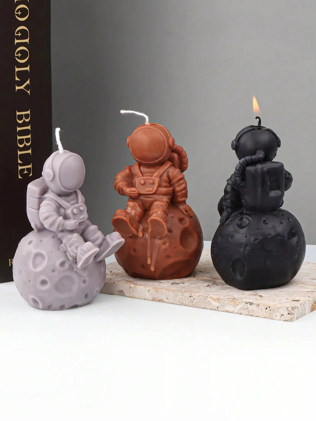 DIY 3D Astronaut Candle Sitting On The Moon Silicone Mold Lunar Astronaut Scented Soap Gypsum Mold Epoxy Resin Drip Mold Home Decoration Ornaments Crafts Mold