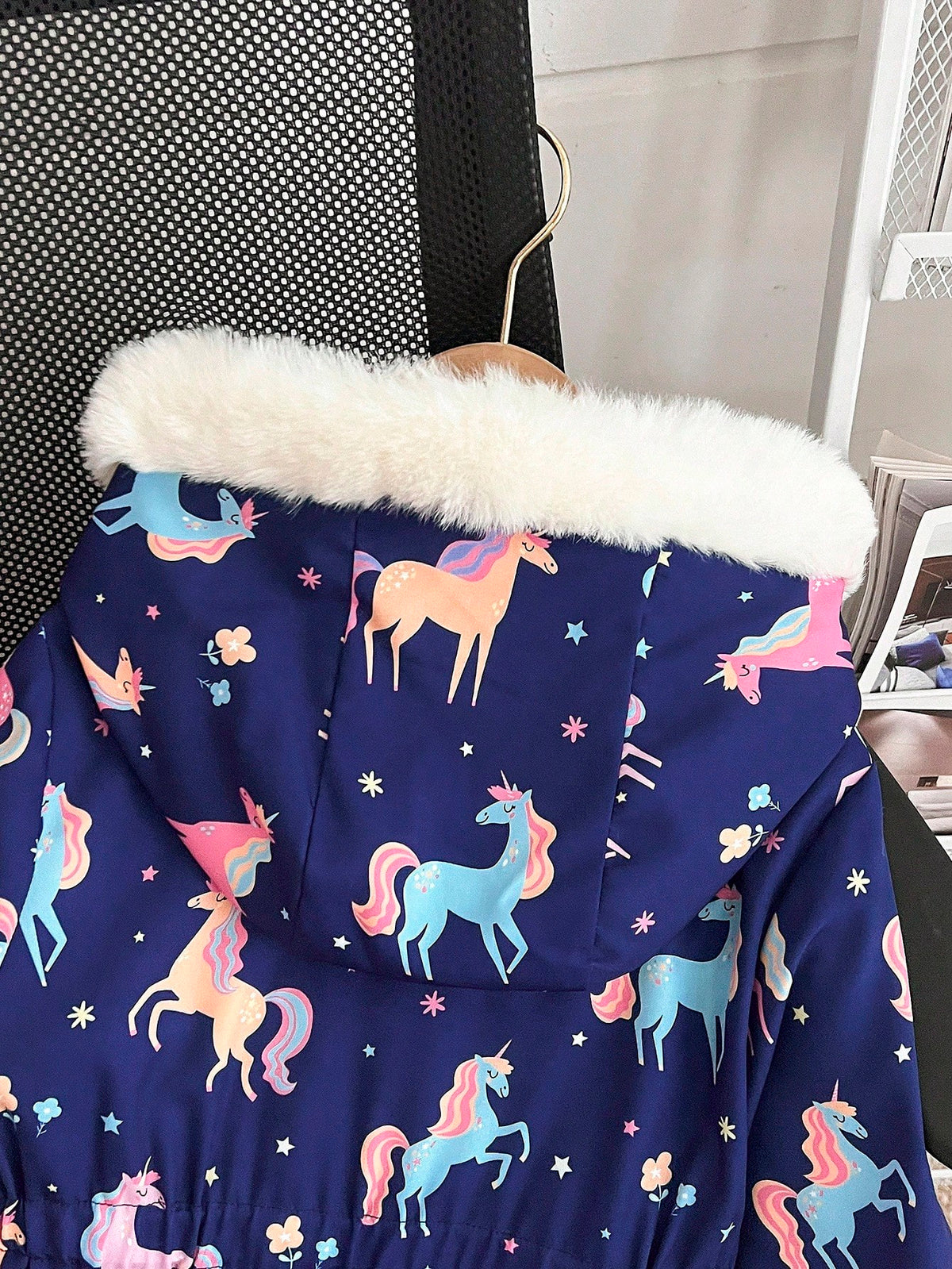Elladie kids Girls Thick Fleece Hooded Puffer Jacket With Faux Fur Collar,Cartoon Print Slim Fit Zipper Coat,Suitable For Autumn/Winter Clothes For Kids Ages 4-7