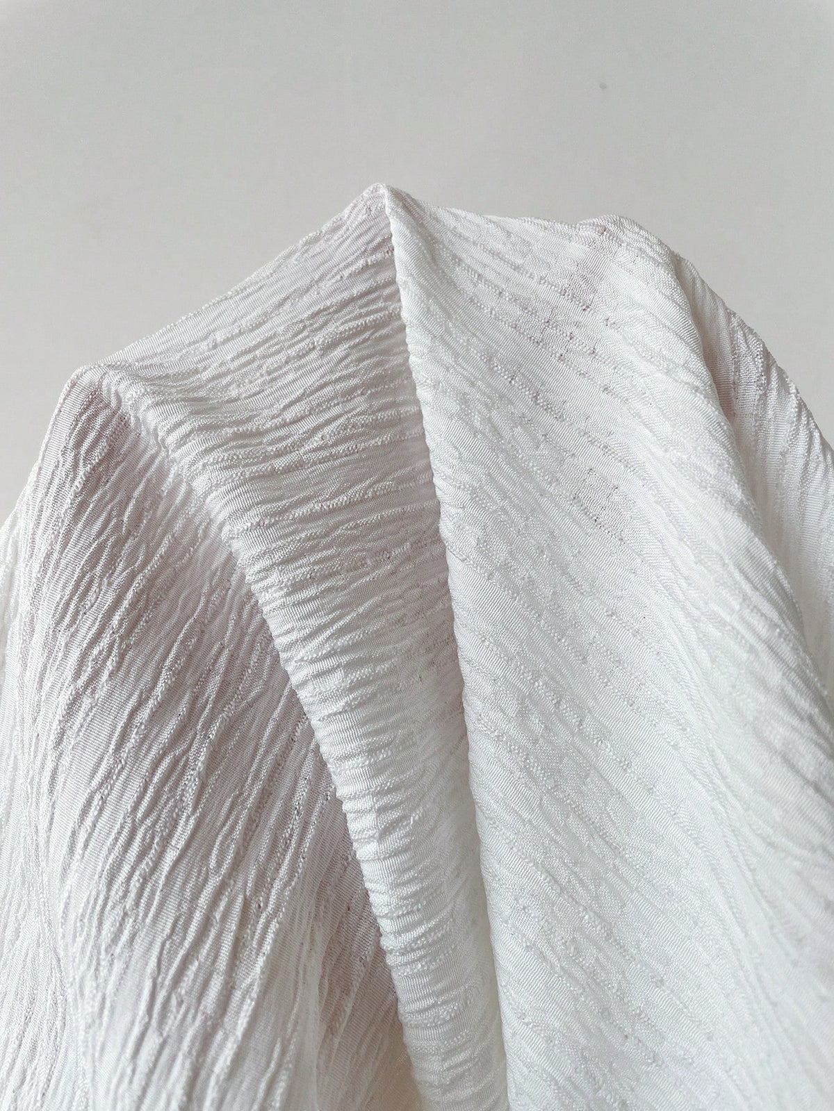 EZwear Summer Women's Woven White Blouse With Round Neck, Ruffle Trim And Loose Fit Flare Sleeves Smocked Top Babydoll Flutter Sleeve Brunch Elegant