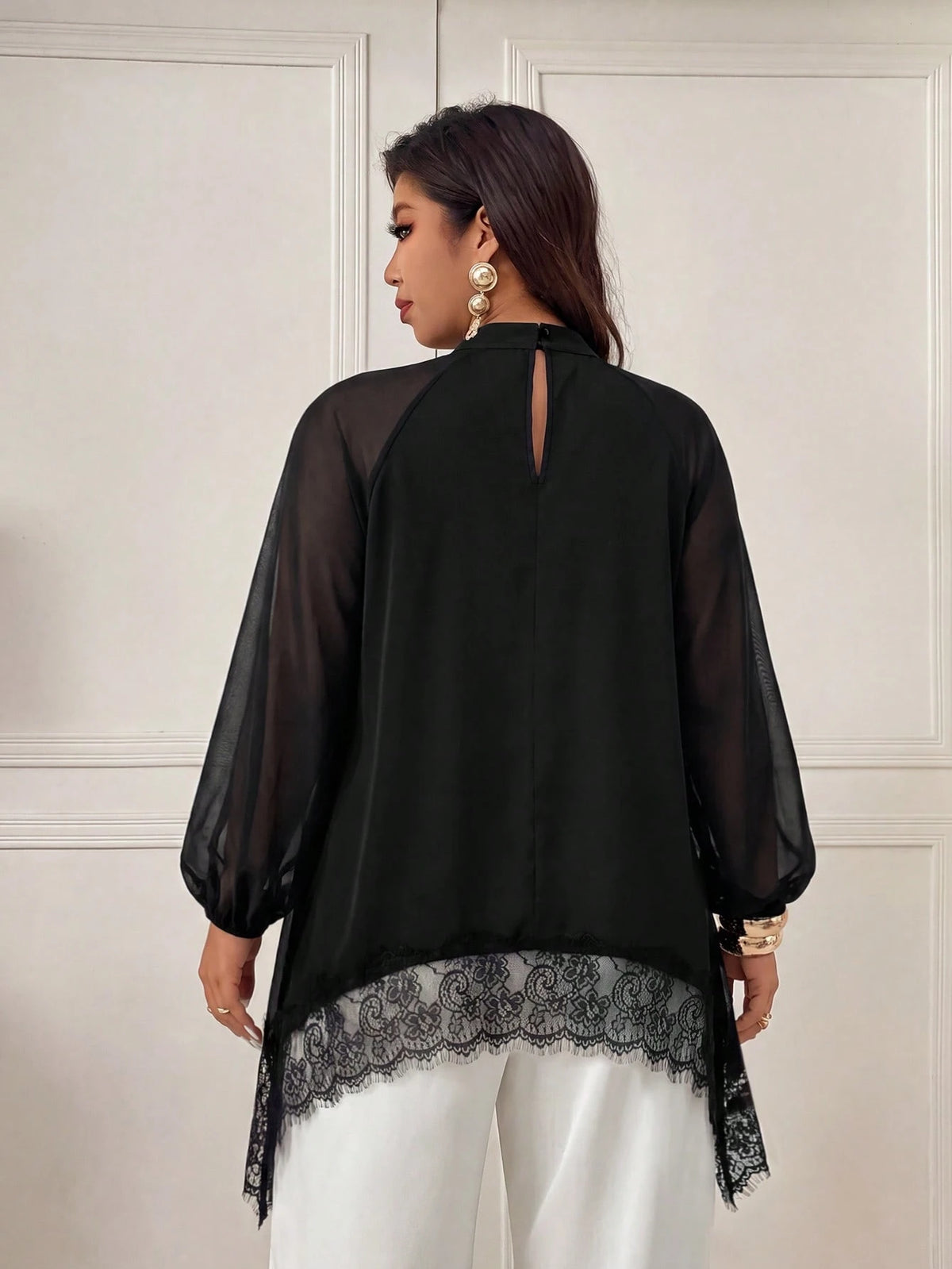 Femmeverse Plus Size Women's Fashion Elegant Scarf Collar Ruched Raglan Long Sleeve Contrast Lace Trim Solid Color Blouse, Suitable For Spring And Summer Wear