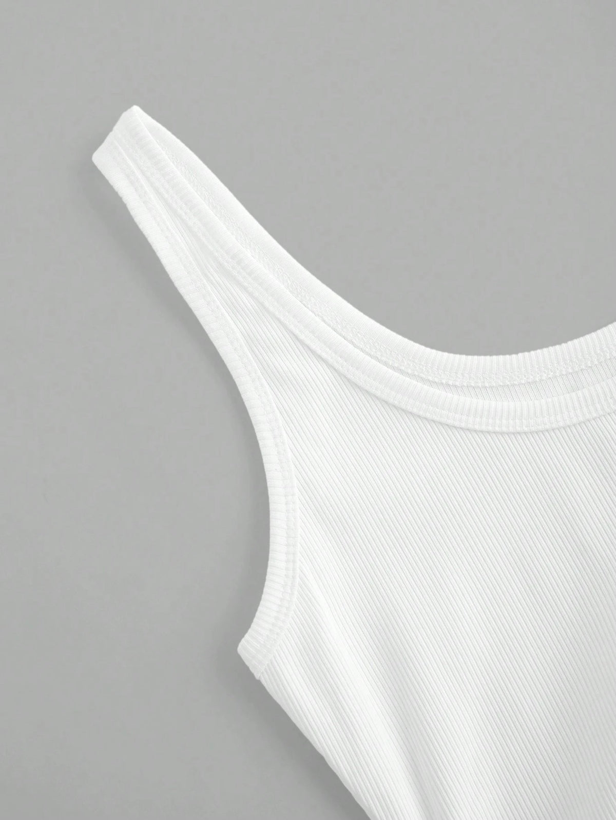 Slaydiva Casual All-Match White Cami Top With Deep U-Neck And Racerback