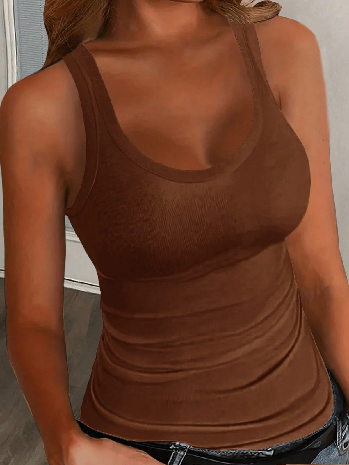 Slaydiva Casual All-Match White Cami Top With Deep U-Neck And Racerback