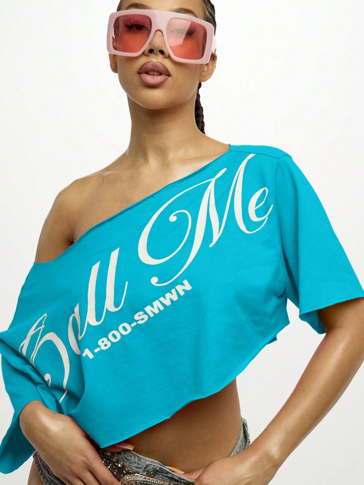 SUMWON WOMEN Off Shoulder Asymmetric Graphic Logo Crop Top Festival Streetwear Active Club Top Summer Statement Fashion Music Concert Tee