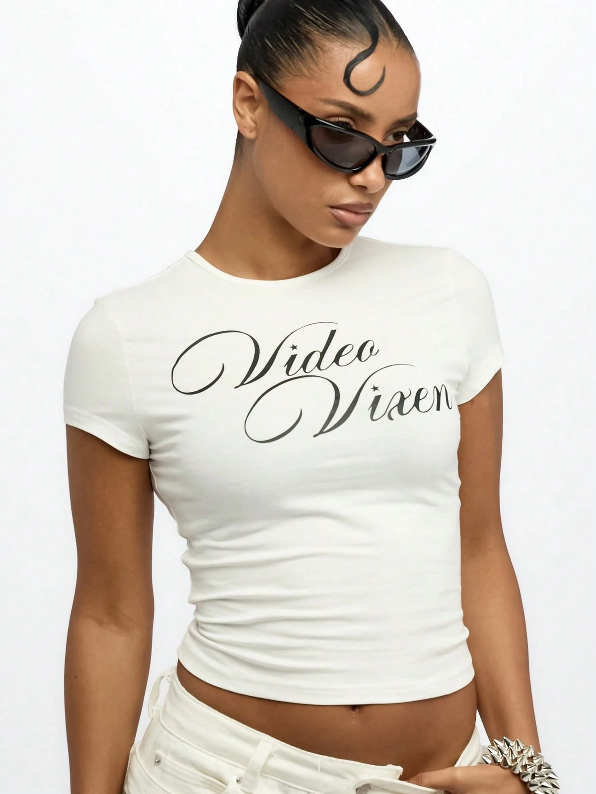 SUMWON WOMEN Video Vixen Crop Top Baby Tee Festival Y2K Aesthetic Casual Summer Short Sleeve Statement Graphic T-Shirt Streetwear Fashion Basic Fitted Tee